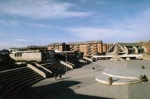 La piazza di Pieve Emanuele, progetto INCIS, di Guido Canella