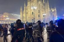 Polizia e carabinieri in assetto antisommossa in piazza duomo a capodanno a milano 2024
