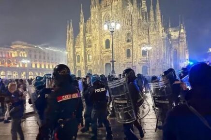 Polizia e carabinieri in assetto antisommossa in piazza duomo a capodanno a milano 2024
