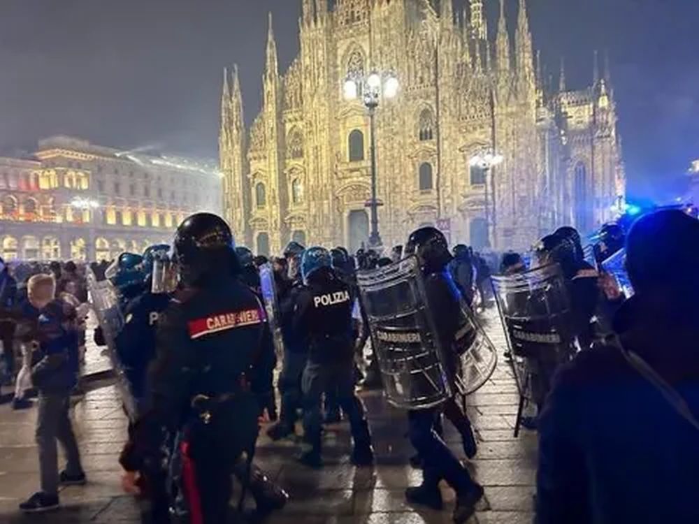 Polizia e carabinieri in assetto antisommossa in piazza duomo a capodanno a milano 2024