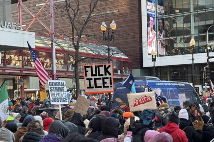 Manifestanti durante protesta contro ICE a Minneapolis il 23 gennaio 2026 con fischietti stampati in 3D