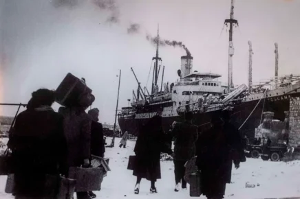 Giorno del Ricordo - Esodo giuliano-dalmata. Esuli istriani in fila con valigie sul porto di Pola per imbarcarsi sul piroscafo Toscana nel 1947.