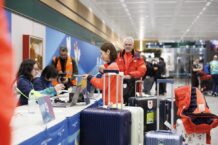 Alcuni atleti che parteciperanno alle Olimpiadi Milano Cortina 2026 al loro arrivo all'aeroporto di Milano Malpensa 2026