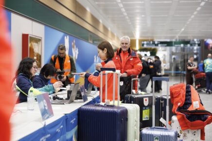 Alcuni atleti che parteciperanno alle Olimpiadi Milano Cortina 2026 al loro arrivo all'aeroporto di Milano Malpensa 2026