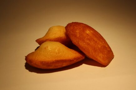 Madeleine su fondo neutro illuminate da luce calda