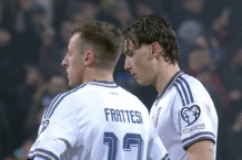 Frattesi ed Esposito dopo la sconfitta dell'Italia alla finale dei playoff contro la Bosnia che ha decretato l'eliminazione della Nazionale dai Mondiali 2026