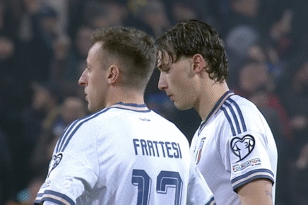 Frattesi ed Esposito dopo la sconfitta dell'Italia alla finale dei playoff contro la Bosnia che ha decretato l'eliminazione della Nazionale dai Mondiali 2026