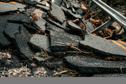 strada rotta gravemente dissestata