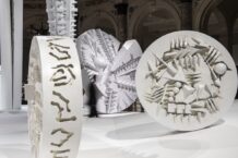 Una delle opere di Arnaldo Pomodoro, in mostra alle Gallerie d'Italia