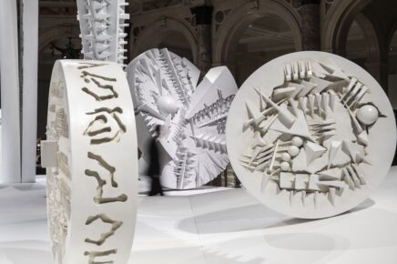 Una delle opere di Arnaldo Pomodoro, in mostra alle Gallerie d'Italia