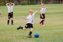 bambini che giocano a calcio