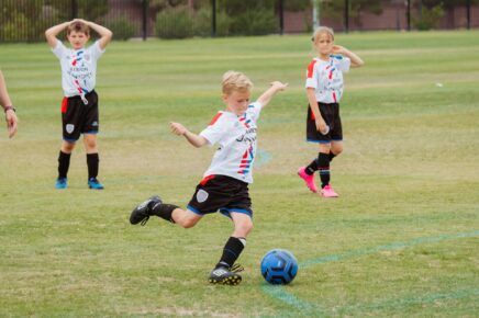 bambini che giocano a calcio