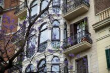 scorcio di un palazzo con balconi e fiori