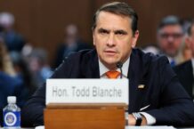 Todd Blanche, attuale Procuratore Generale ad interim, sarà confermato tra breve dopo avere soddisfatto alcune richieste di due senatori repubblicani. Dubbi sulla sua obiettività alla luce dei tre anni come avvocato personale del presidente Trump