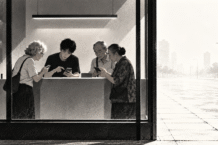 Piccola città Milano solitudine smartphone negozio cinese