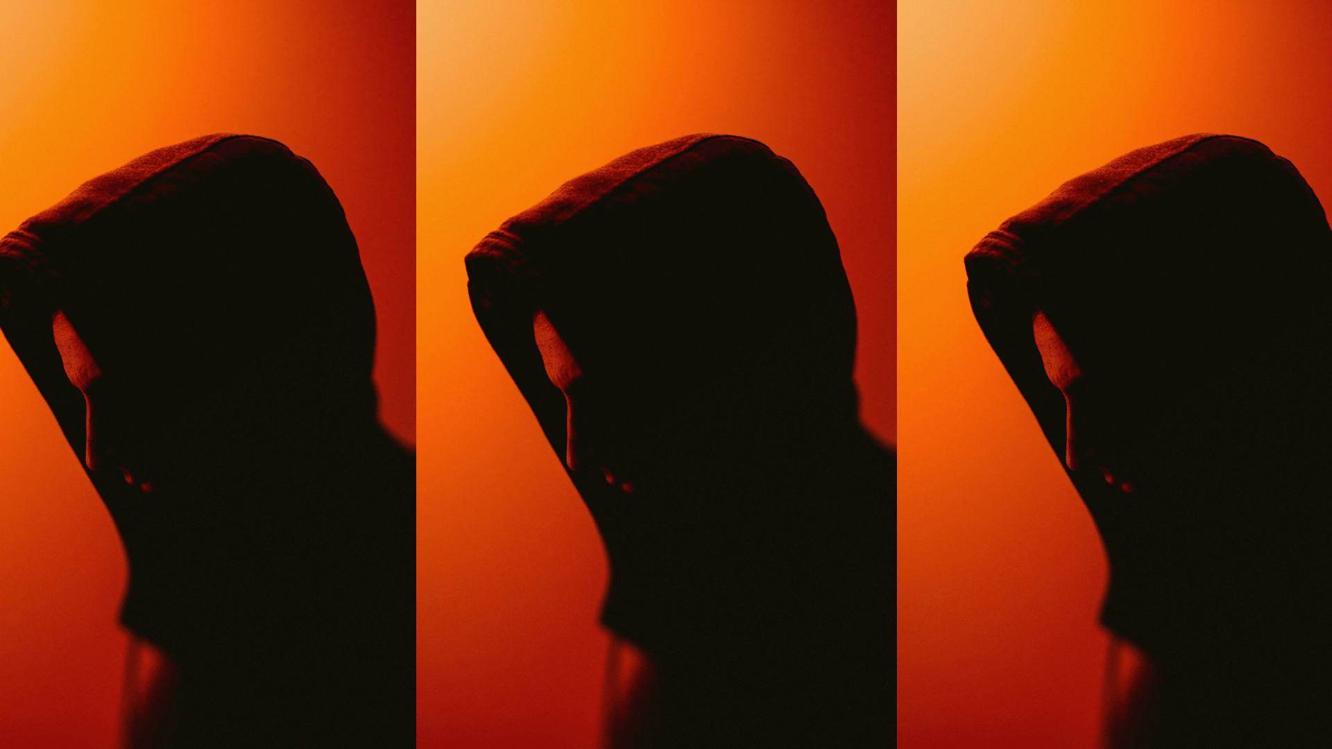 Silhouette di un ragazzo con il cappuccio della felpa alzato, il volto in ombra, su sfondo arancione